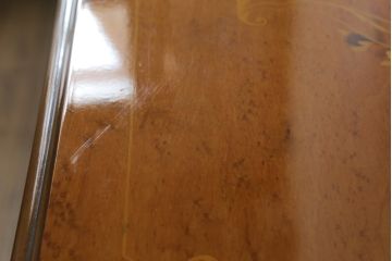 中古　イタリア家具　上品な佇まいが目を引く象嵌入りキャビネット(キュリオケース、ガラスケース、飾り棚、収納棚、戸棚)(R-068819)