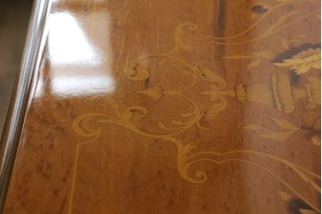 中古　イタリア家具　上品な佇まいが目を引く象嵌入りキャビネット(キュリオケース、ガラスケース、飾り棚、収納棚、戸棚)(R-068819)