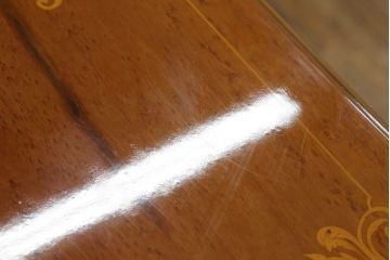 中古　イタリア家具　上品な佇まいが目を引く象嵌入りキャビネット(キュリオケース、ガラスケース、飾り棚、収納棚、戸棚)(R-068819)