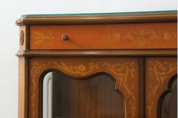 中古　イタリア家具　上品な佇まいが目を引く象嵌入りキャビネット(キュリオケース、ガラスケース、飾り棚、収納棚、戸棚)(R-068819)