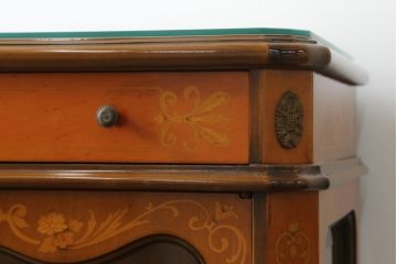 中古　イタリア家具　上品な佇まいが目を引く象嵌入りキャビネット(キュリオケース、ガラスケース、飾り棚、収納棚、戸棚)(R-068819)