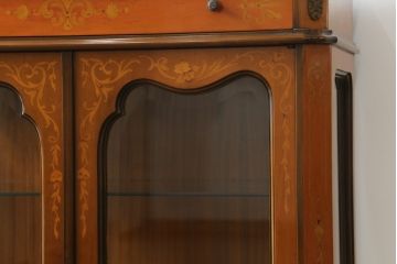 中古　イタリア家具　上品な佇まいが目を引く象嵌入りキャビネット(キュリオケース、ガラスケース、飾り棚、収納棚、戸棚)(R-068819)