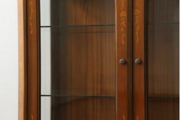 中古　イタリア家具　上品な佇まいが目を引く象嵌入りキャビネット(キュリオケース、ガラスケース、飾り棚、収納棚、戸棚)(R-068819)