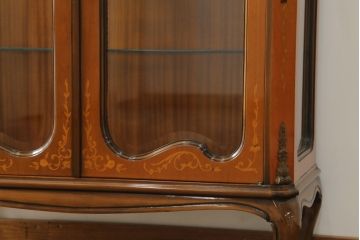 中古　イタリア家具　上品な佇まいが目を引く象嵌入りキャビネット(キュリオケース、ガラスケース、飾り棚、収納棚、戸棚)(R-068819)