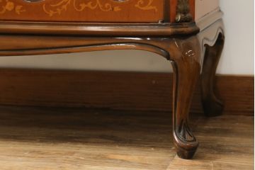 中古　イタリア家具　上品な佇まいが目を引く象嵌入りキャビネット(キュリオケース、ガラスケース、飾り棚、収納棚、戸棚)(R-068819)