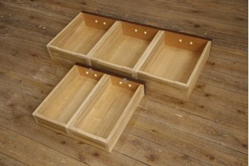 中古　美品　上手物　欅(ケヤキ)材　内部桐材　国産職人手造り品　格子戸入り　高級水屋箪笥サイドボード(茶箪笥、茶棚、収納棚、戸棚、食器棚)(R-068822)