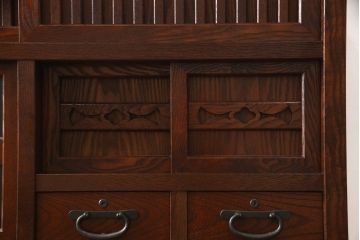 中古　美品　上手物　欅(ケヤキ)材　内部桐材　国産職人手造り品　格子戸入り　高級水屋箪笥サイドボード(茶箪笥、茶棚、収納棚、戸棚、食器棚)(R-068822)