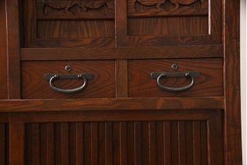中古　美品　上手物　欅(ケヤキ)材　内部桐材　国産職人手造り品　格子戸入り　高級水屋箪笥サイドボード(茶箪笥、茶棚、収納棚、戸棚、食器棚)(R-068822)