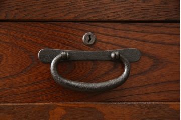 中古　美品　上手物　欅(ケヤキ)材　内部桐材　国産職人手造り品　格子戸入り　高級水屋箪笥サイドボード(茶箪笥、茶棚、収納棚、戸棚、食器棚)(R-068822)
