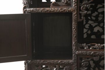中国アンティーク　中国美術　激レア希少!!　唐木　圧巻!繊細な総彫刻仕上げが美しい飾り棚(茶棚、収納棚、戸棚、違い棚、店舗什器)(R-068824)