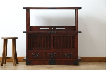 中古　美品　岩谷堂箪笥　美しい杢目と黒い金具が上質な和の雰囲気を演出する飾り棚(収納棚、戸棚、茶棚)(R-068825)