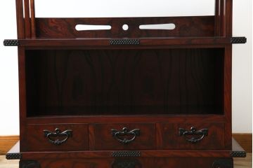 中古　美品　岩谷堂箪笥　美しい杢目と黒い金具が上質な和の雰囲気を演出する飾り棚(収納棚、戸棚、茶棚)(R-068825)