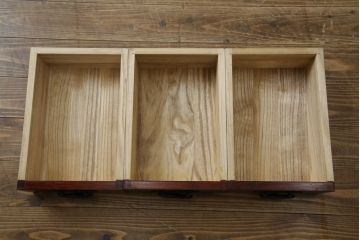 中古　美品　岩谷堂箪笥　美しい杢目と黒い金具が上質な和の雰囲気を演出する飾り棚(収納棚、戸棚、茶棚)(R-068825)