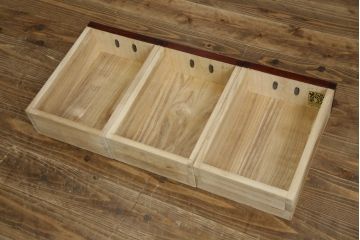 中古　美品　岩谷堂箪笥　美しい杢目と黒い金具が上質な和の雰囲気を演出する飾り棚(収納棚、戸棚、茶棚)(R-068825)