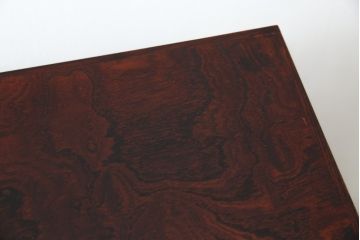 中古　美品　岩谷堂箪笥　美しい杢目と黒い金具が上質な和の雰囲気を演出する飾り棚(収納棚、戸棚、茶棚)(R-068825)