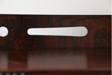 中古　美品　岩谷堂箪笥　美しい杢目と黒い金具が上質な和の雰囲気を演出する飾り棚(収納棚、戸棚、茶棚)(R-068825)