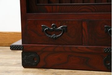 中古　美品　岩谷堂箪笥　美しい杢目と黒い金具が上質な和の雰囲気を演出する飾り棚(収納棚、戸棚、茶棚)(R-068825)