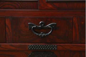 中古　美品　岩谷堂箪笥　美しい杢目と黒い金具が上質な和の雰囲気を演出する飾り棚(収納棚、戸棚、茶棚)(R-068825)