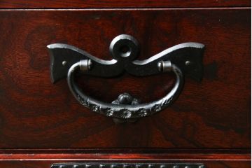中古　美品　岩谷堂箪笥　美しい杢目と黒い金具が上質な和の雰囲気を演出する飾り棚(収納棚、戸棚、茶棚)(R-068825)