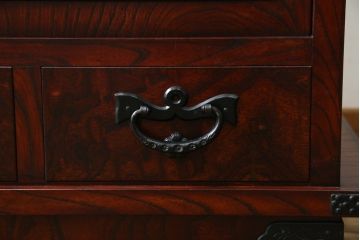 中古　美品　岩谷堂箪笥　美しい杢目と黒い金具が上質な和の雰囲気を演出する飾り棚(収納棚、戸棚、茶棚)(R-068825)