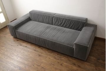 中古　美品　LICHT(リヒト)　BLOCK SOFA　シンプルでスタイリッシュな空間演出におすすめの3人掛けソファ(3P、三人掛け)(Casa BRUTUS No.248 表紙掲載品)(定価約93万円)(R-068826)