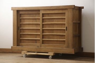 和製アンティーク　木味が魅力　四尺　丁寧な作り込みが魅力的な水屋箪笥サイドボード(収納棚、サイドキャビネット、ローボード、戸棚、食器棚)(R-068830)