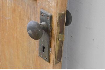 アンティーク建具　レトロな佇まいが魅力的なガラス窓付きドア1枚(木製扉、玄関ドア)(R-068836)