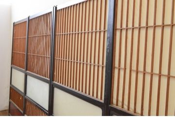 アンティーク建具　腰板欅(ケヤキ)材　和モダンな空間作りにおすすめな障子戸4枚セット(引き戸、格子戸、ガラス帯戸)(R-068853)