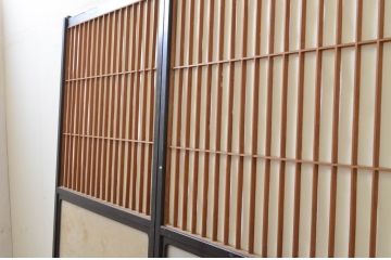 アンティーク建具　腰板欅(ケヤキ)材　和モダンな空間作りにおすすめな障子戸2枚セット(引き戸、格子戸、ガラス帯戸)(R-068854)