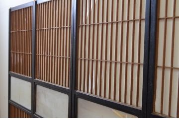 アンティーク建具　腰板欅(ケヤキ)材　上質な和を演出してくれる幅狭障子戸4枚セット(引き戸、ガラス帯戸、格子戸)(R-068858)