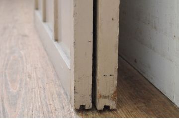 アンティーク建具　ペイント仕上げ限定　レトロな雰囲気づくりにおすすめのガラス戸2枚セット(引き戸)(R-068861)