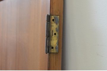 アンティーク建具　上手物!!　杉材　柾目の美しい横桟付き板戸扉1枚(ドア、木製扉)(R-068872)