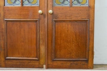 イギリスアンティーク　オーク材　色鮮やかなデザインが目を惹く、重厚感あるステンドグラスの両開きドア1対2枚セット(扉、建具、英国)(R-068877)