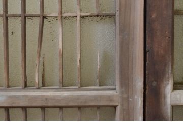アンティーク建具　上品なデザインのもみじの彫刻入り格子窓2枚セット(ガラス戸、格子戸、引き戸)(R-068889)