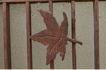 アンティーク建具　上品なデザインのもみじの彫刻入り格子窓2枚セット(ガラス戸、格子戸、引き戸)(R-068889)