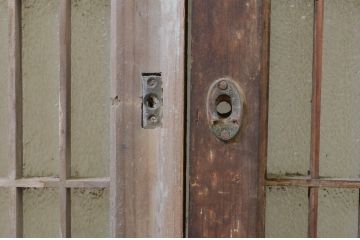 アンティーク建具　上品なデザインのもみじの彫刻入り格子窓2枚セット(ガラス戸、格子戸、引き戸)(R-068889)