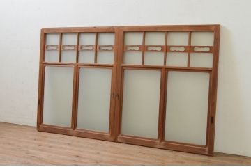 アンティーク建具　高級品!!　透かし彫りが素敵なレトロな雰囲気のガラス窓2枚セット(引き戸、ガラス戸)(R-068891)