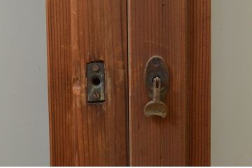 アンティーク建具　高級品!!　透かし彫りが素敵なレトロな雰囲気のガラス窓2枚セット(引き戸、ガラス戸)(R-068891)