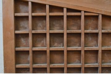 アンティーク建具　希少デザイン!!　大正ロマンの雰囲気を高めるモダンな格子の板戸窓2枚セット(引き戸、ガラス戸)(R-068892)