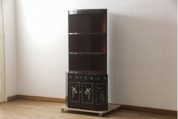 中古　高級品　韓国民芸家具　圧巻!　繊細な螺鈿(ラデン)細工が美しく描かれたコーナーキャビネット(収納棚、戸棚、飾り棚、店舗什器)(R-068897)