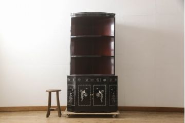 中古　高級品　韓国民芸家具　圧巻!　繊細な螺鈿(ラデン)細工が美しく描かれたコーナーキャビネット(収納棚、戸棚、飾り棚、店舗什器)(R-068897)