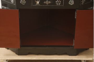 中古　高級品　韓国民芸家具　圧巻!　繊細な螺鈿(ラデン)細工が美しく描かれたコーナーキャビネット(収納棚、戸棚、飾り棚、店舗什器)(R-068897)