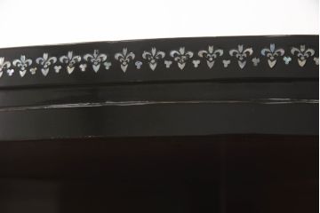 中古　高級品　韓国民芸家具　圧巻!　繊細な螺鈿(ラデン)細工が美しく描かれたコーナーキャビネット(収納棚、戸棚、飾り棚、店舗什器)(R-068897)