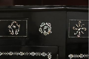 中古　高級品　韓国民芸家具　圧巻!　繊細な螺鈿(ラデン)細工が美しく描かれたコーナーキャビネット(収納棚、戸棚、飾り棚、店舗什器)(R-068897)