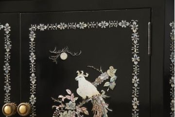 中古　高級品　韓国民芸家具　圧巻!　繊細な螺鈿(ラデン)細工が美しく描かれたコーナーキャビネット(収納棚、戸棚、飾り棚、店舗什器)(R-068897)