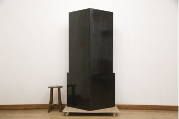 中古　高級品　韓国民芸家具　圧巻!　繊細な螺鈿(ラデン)細工が美しく描かれたコーナーキャビネット(収納棚、戸棚、飾り棚、店舗什器)(R-068897)