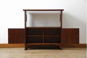 中古　美品　指物工芸家具　総栗材　手打ち金具　シンプルで品のある佇まいが魅力的な漆塗りの茶棚(飾り棚、戸棚、収納棚、サイドボード)(R-068899)