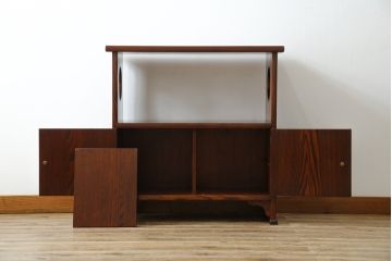 中古　美品　指物工芸家具　総栗材　手打ち金具　シンプルで品のある佇まいが魅力的な漆塗りの茶棚(飾り棚、戸棚、収納棚、サイドボード)(R-068899)