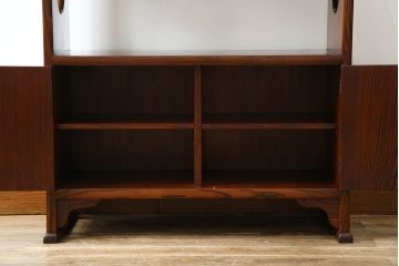 中古　美品　指物工芸家具　総栗材　手打ち金具　シンプルで品のある佇まいが魅力的な漆塗りの茶棚(飾り棚、戸棚、収納棚、サイドボード)(R-068899)