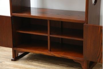 中古　美品　指物工芸家具　総栗材　手打ち金具　シンプルで品のある佇まいが魅力的な漆塗りの茶棚(飾り棚、戸棚、収納棚、サイドボード)(R-068899)